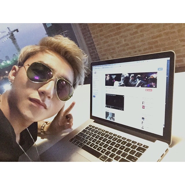 son-tung-mtp-kinh-rayban-aviator-tim